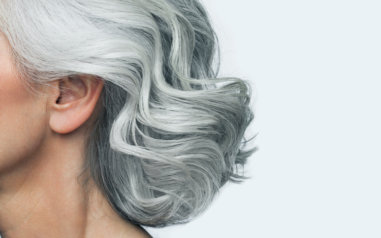 Conheça os cuidados a ter com o cabelo branco para o poder exibir sem complexos