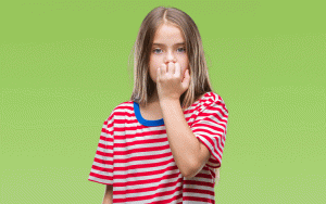 O ato de roer as unhas, também conhecido por onicofagia, é um hábito comum em crianças a partir dos 3 anos que se pode prolongar durante a infância, adolescência ou mesmo vida adulta