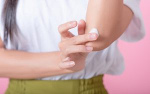 6 soluções para acalmar a comichão e o desconforto da pele com eczema