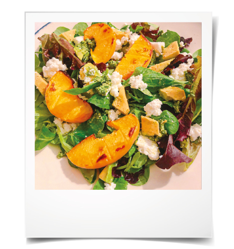 saladas de verão: Salada de requeijão, pêssego e pesto 